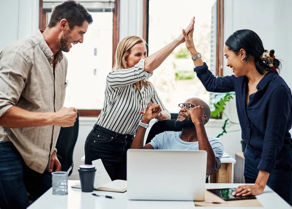 Wizualizacja rosnących oszczędności w formie monet i rośliny