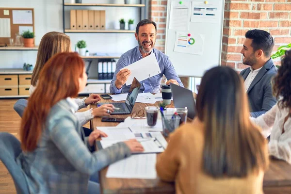 Inspirujący krajobraz górski o wschodzie słońca